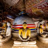 Kann schnell einmal passieren: eine Buddha-Statue zu küssen oder ihr den Rücken zuzudrehen. In Sri Lanka kann das unangenehme Folgen haben: So wurden für diese Vergehen bereits Touristen verhaftet.