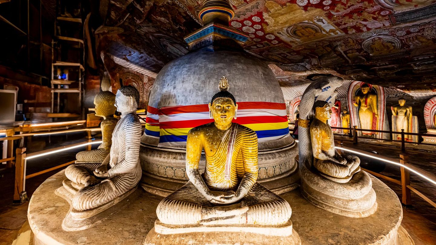 Kann schnell einmal passieren: eine Buddha-Statue zu küssen oder ihr den Rücken zuzudrehen. In Sri Lanka kann das unangenehme Folgen haben: So wurden für diese Vergehen bereits Touristen verhaftet.