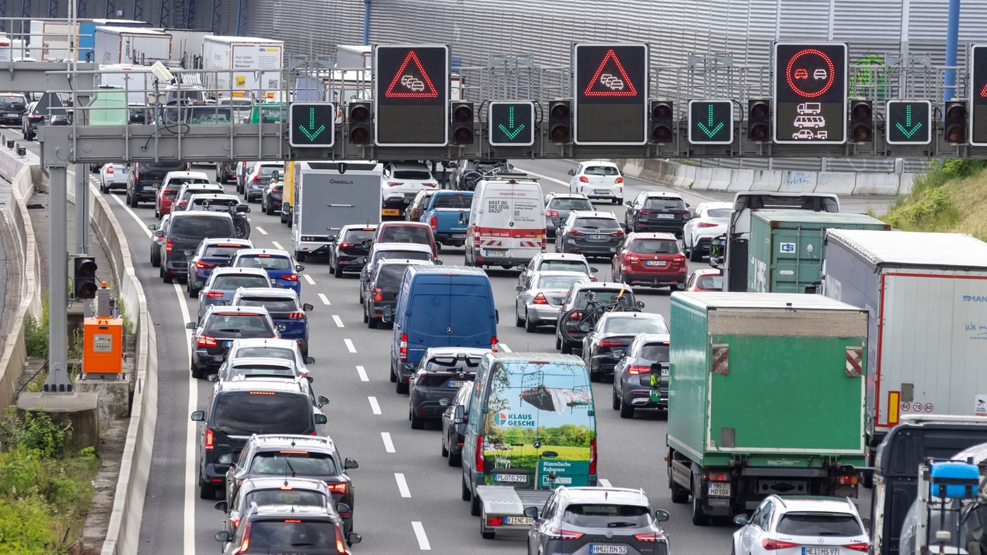 Vor Beginn der Reisewelle sind die Spritpreise gesunken. (Archivbild) Foto: Bodo Marks/dpa