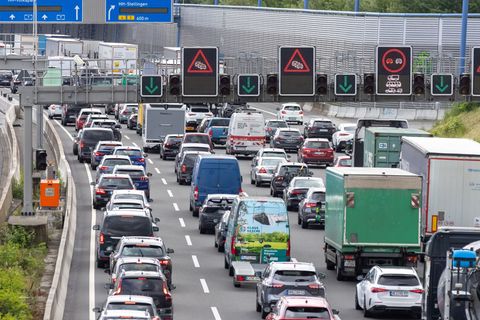 Vor Beginn der Reisewelle sind die Spritpreise gesunken. (Archivbild) Foto: Bodo Marks/dpa