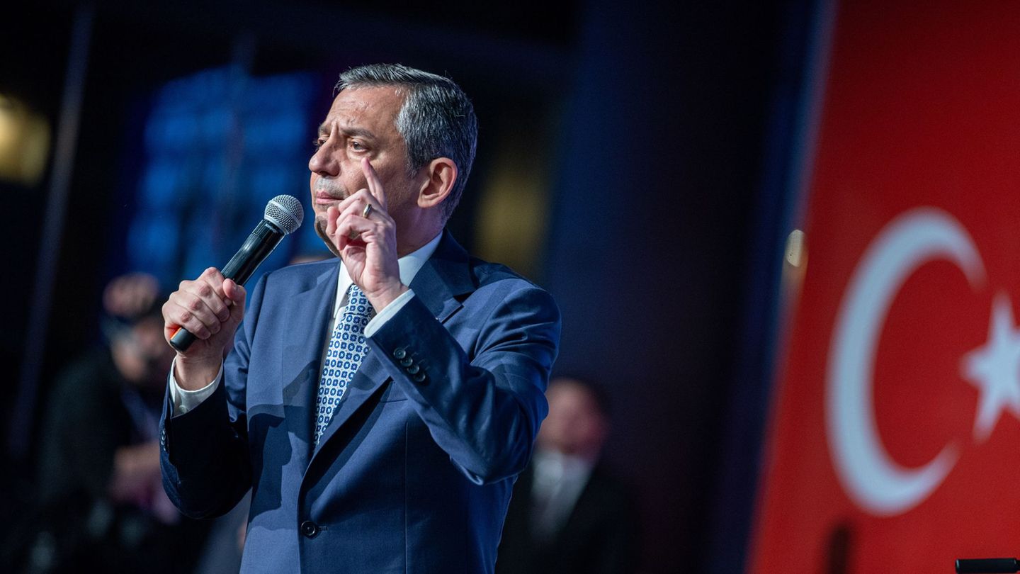 Der ehemalige Parteivorsitzende schickt eine Nachricht aus dem Parteisitz. (Archivbild) Foto: Tunahan Turhan/SOPA Images via ZUM