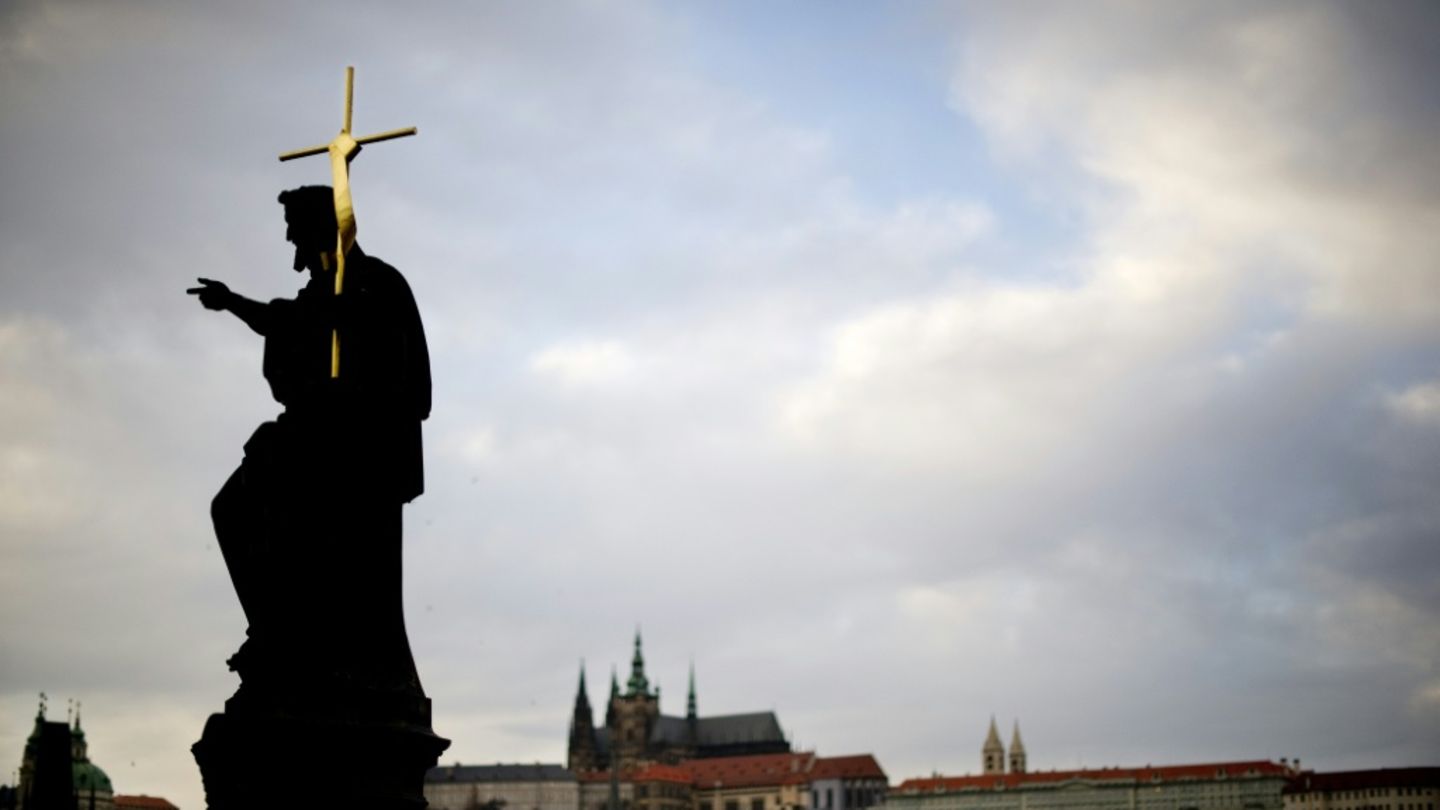 Die Prager Burg, von der Karlsbrücke aus gesehen