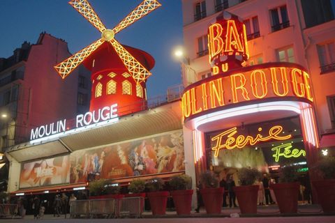 Das Moulin Rouge am Abend: Im Keller des Revuetheaters zelebrieren Künstler den Ursprung des Cabaret.