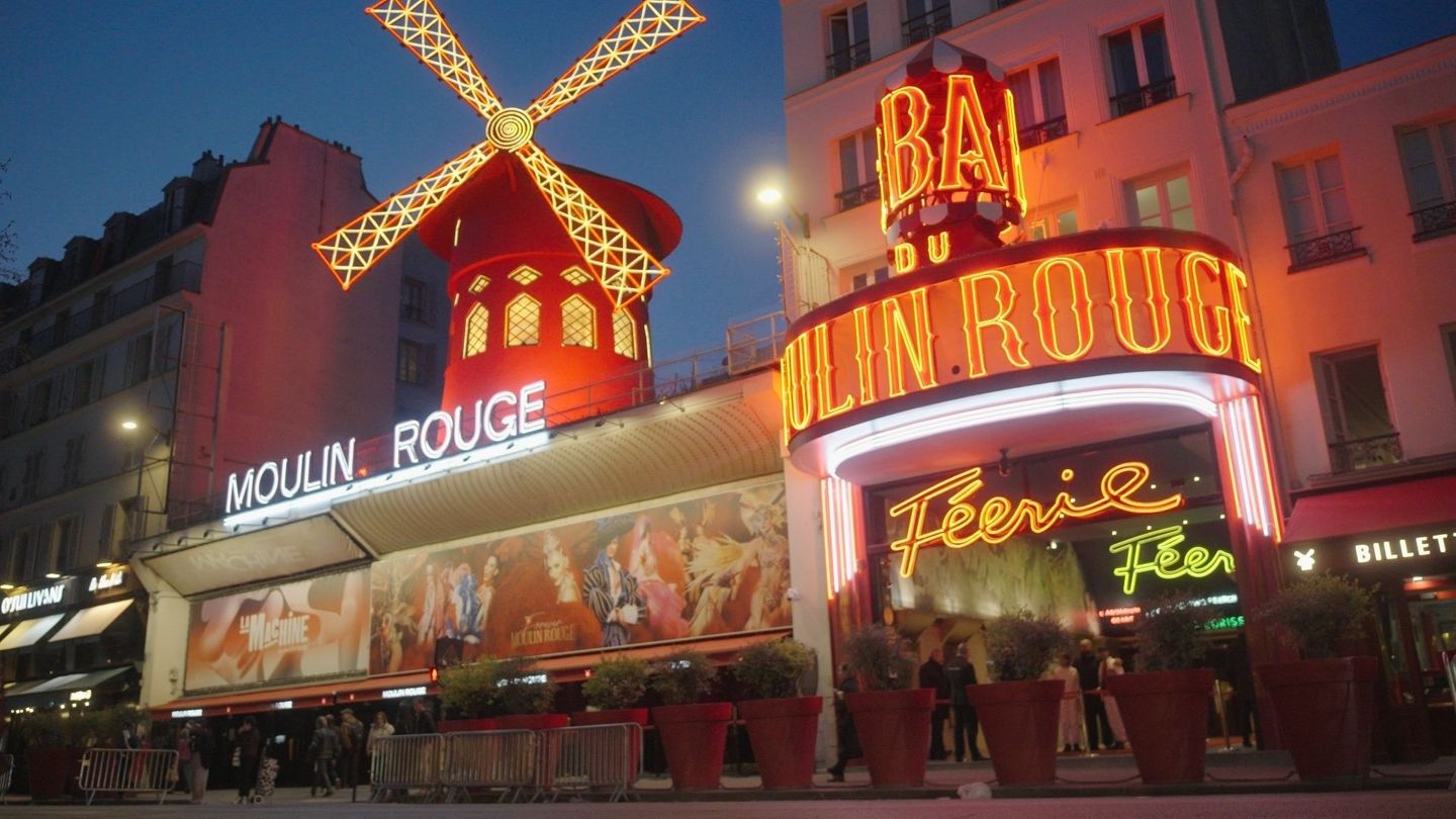 Das Moulin Rouge am Abend: Im Keller des Revuetheaters zelebrieren Künstler den Ursprung des Cabaret.