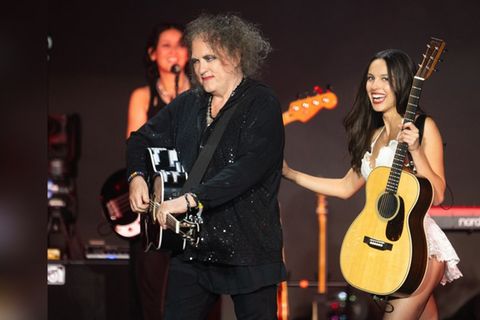 Robert Smith und Olivia Rodrigo auf der Bühne.