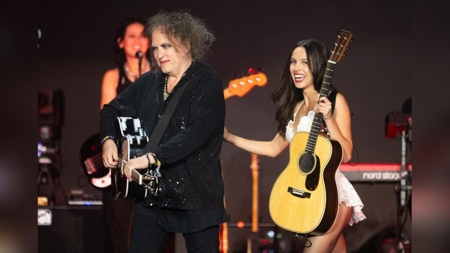 Robert Smith und Olivia Rodrigo auf der Bühne.