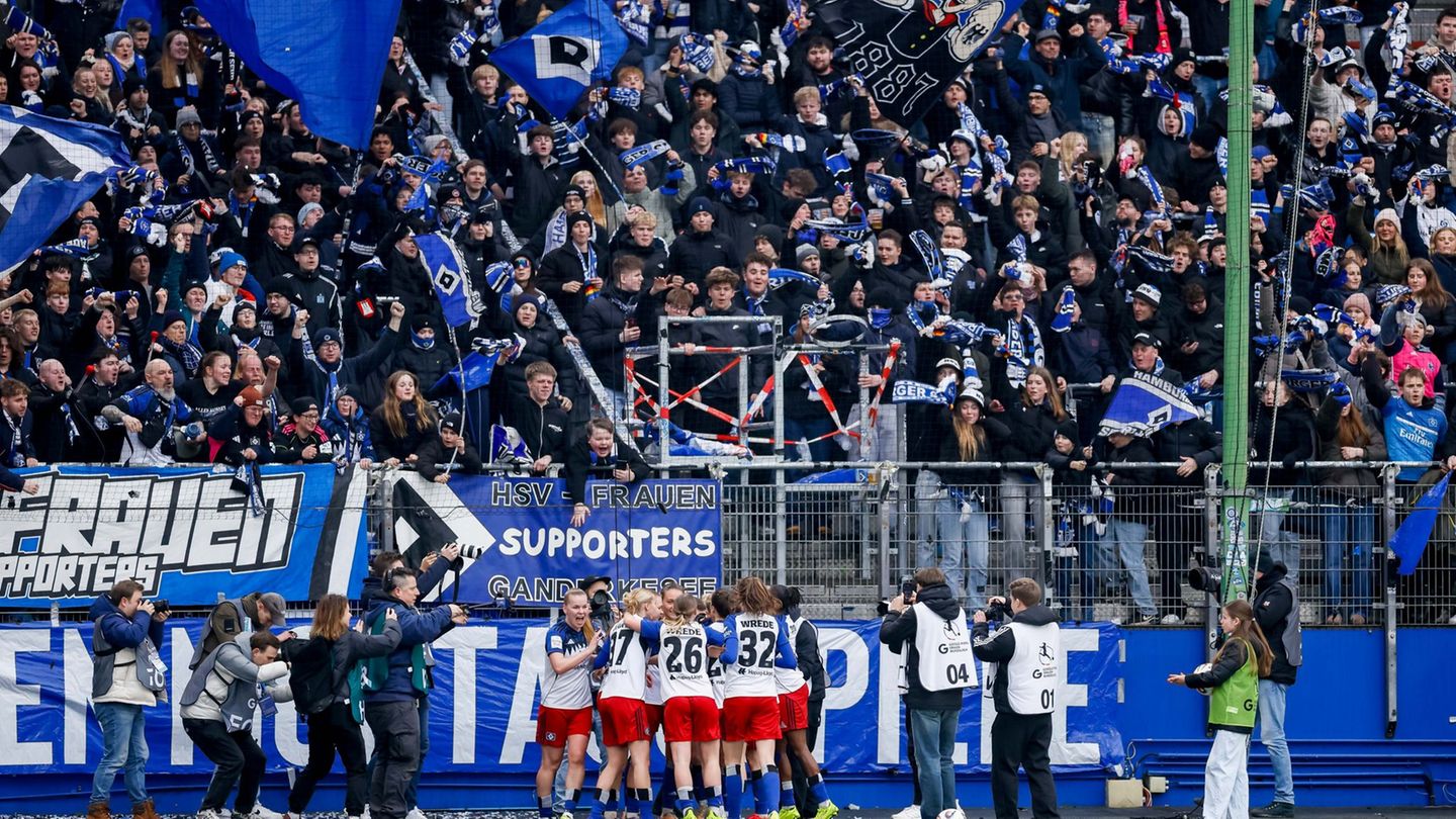 Der HSV und Frauenfußball-Leiterin Saskia Breuer gehen getrennte Wege. (Symbolbild) Foto: Philipp Szyza/dpa