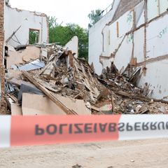 Aus den Trümmerresten des eingestürzten Hauses haben Einsatzkräfte drei Tote geborgen. Foto: Sebastian Kahnert/dpa