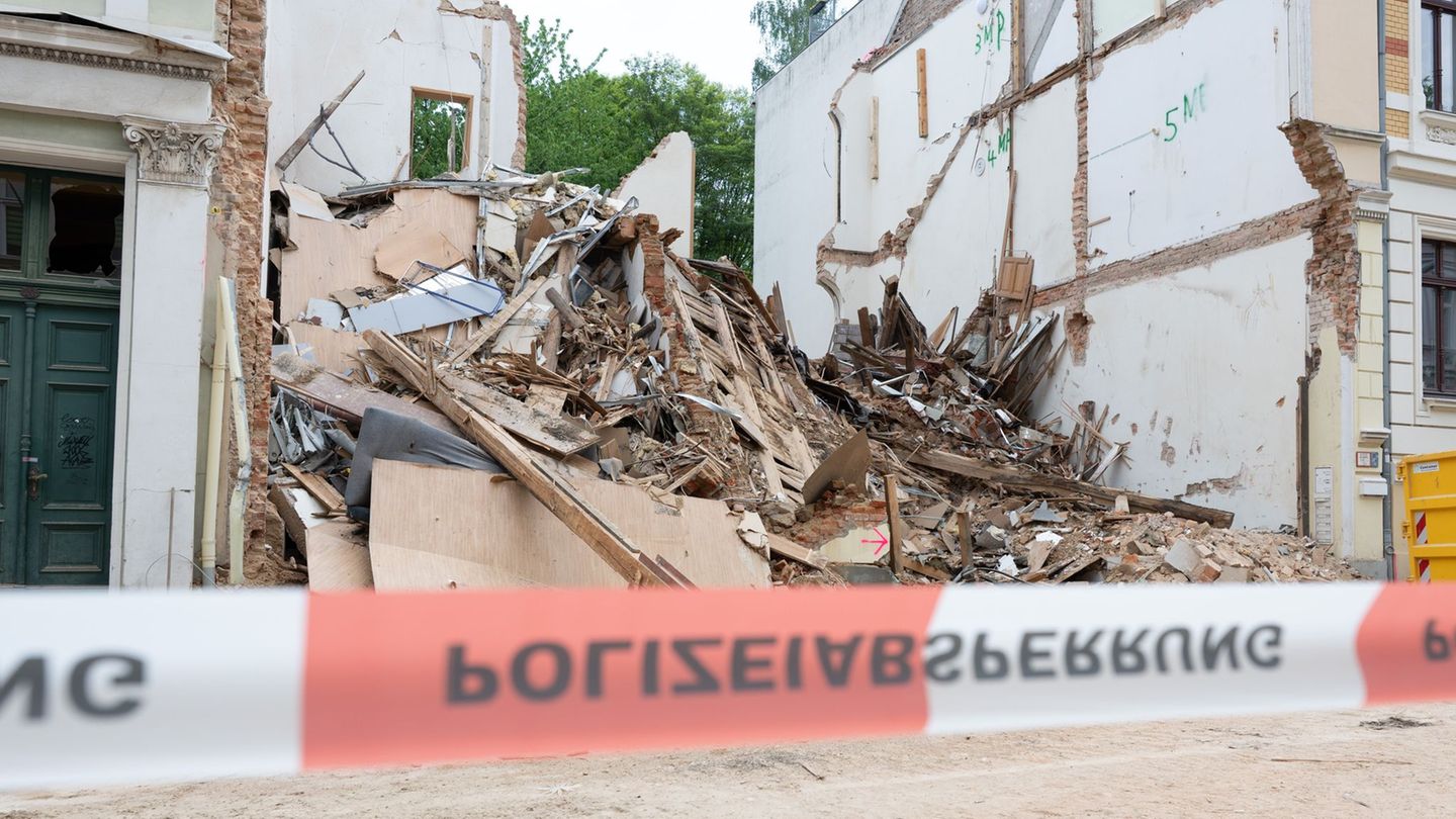 Aus den Trümmerresten des eingestürzten Hauses haben Einsatzkräfte drei Tote geborgen. Foto: Sebastian Kahnert/dpa