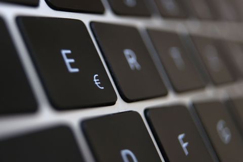 Wieder ist ein Rentner aus Brandenburg Opfer eines Online-Betrugs geworden. (Symbolbild) Foto: Karl-Josef Hildenbrand/dpa
