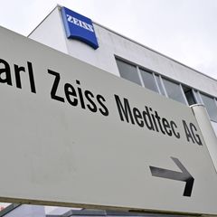 Die Carl Zeiss Meditec AG gehört zu den umsatzstärksten Industrieunternehmen in Ostdeutschland. Foto: Martin Schutt/dpa