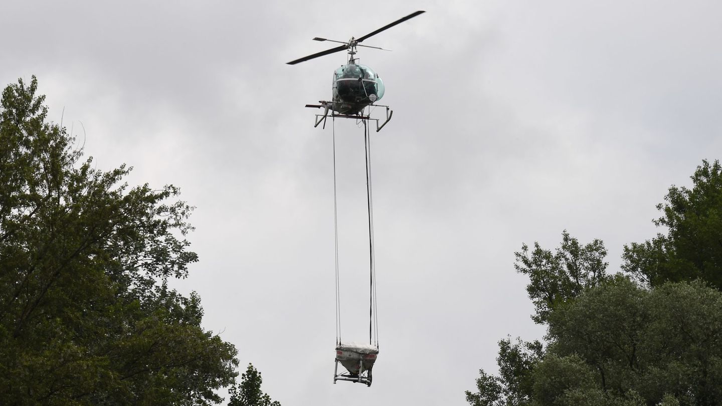 Von einem Helikopter aus verteilt die Kabs den Wirkstoff Bti gegen Larven. (Archivbild) Foto: Uli Deck/dpa