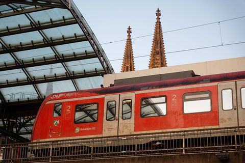 Die fehlerhaften Meldungen betrafen S-Bahnen und Regionalzüge in NRW. (Symbolbild) Foto: Henning Kaiser/dpa
