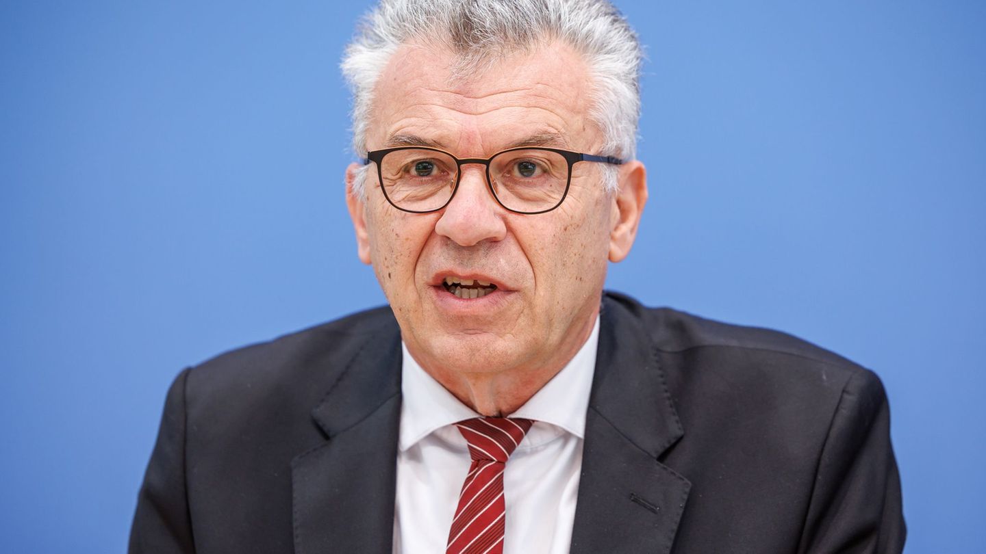 Bahn-Aufsichtsratschef Werner Gatzer soll seinen Posten einem Bericht zufolge 2027 räumen. (Archivbild) Foto: Andreas Gora/dpa