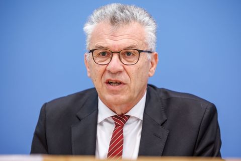 Bahn-Aufsichtsratschef Werner Gatzer soll seinen Posten einem Bericht zufolge 2027 räumen. (Archivbild) Foto: Andreas Gora/dpa