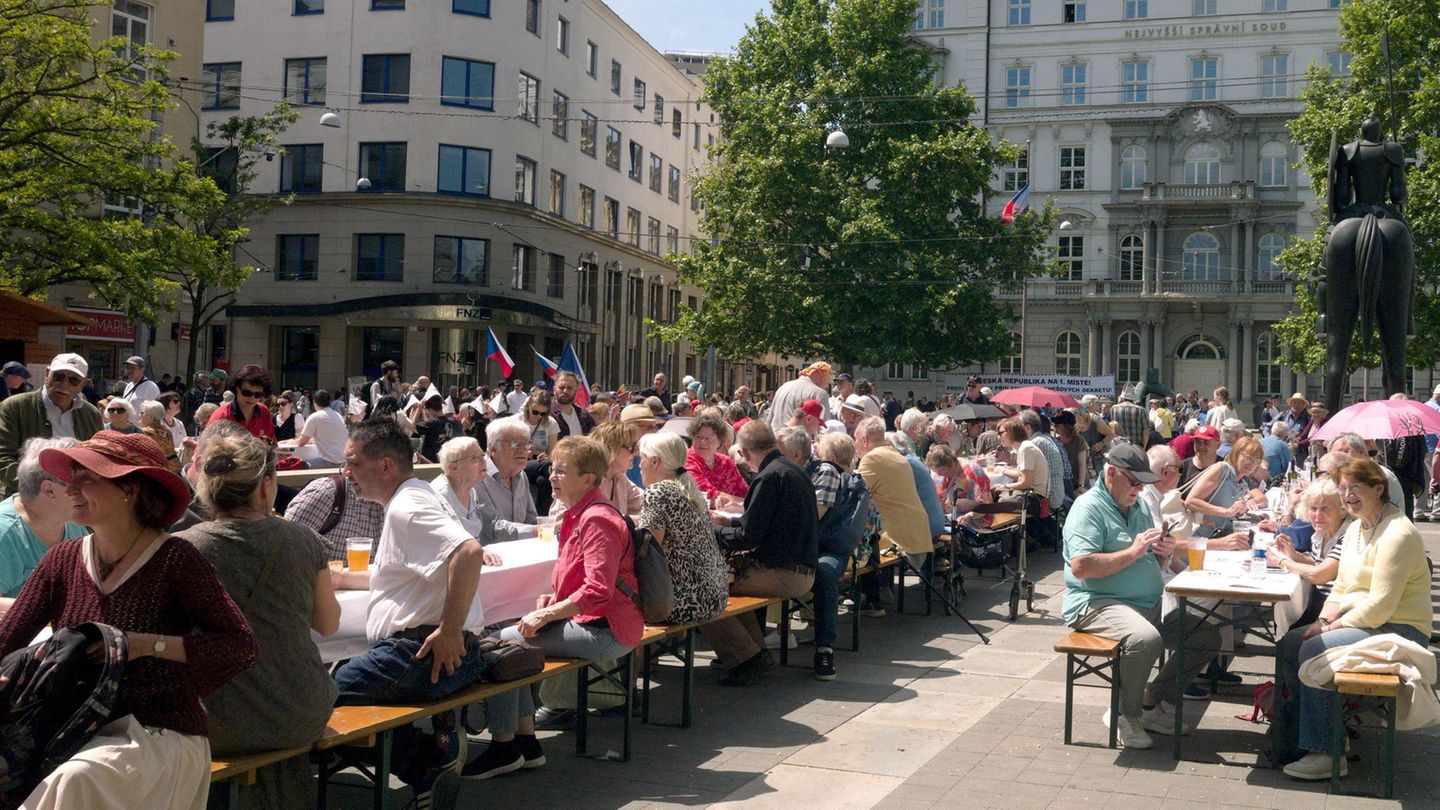 Mit einem Begegnungsfest an einem "langen Tisch", Volksmusik und Tanzaufführungen hat in Brünn (Brno) der 76. Sudetendeutsche Ta