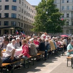 Mit einem Begegnungsfest an einem "langen Tisch", Volksmusik und Tanzaufführungen hat in Brünn (Brno) der 76. Sudetendeutsche Ta
