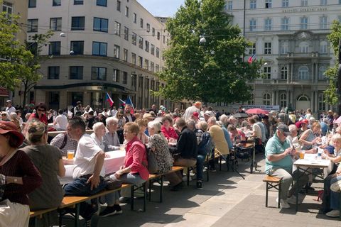 Mit einem Begegnungsfest an einem "langen Tisch", Volksmusik und Tanzaufführungen hat in Brünn (Brno) der 76. Sudetendeutsche Ta