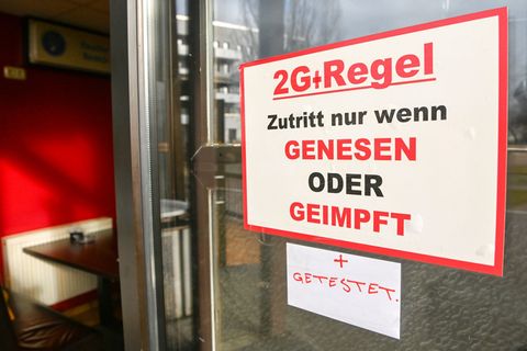 Während der Corona-Pandemie galten zahlreiche Einschränkungen mit Maskenpflicht und Zugangsregeln bis hin zu Lockdowns. (Archivb