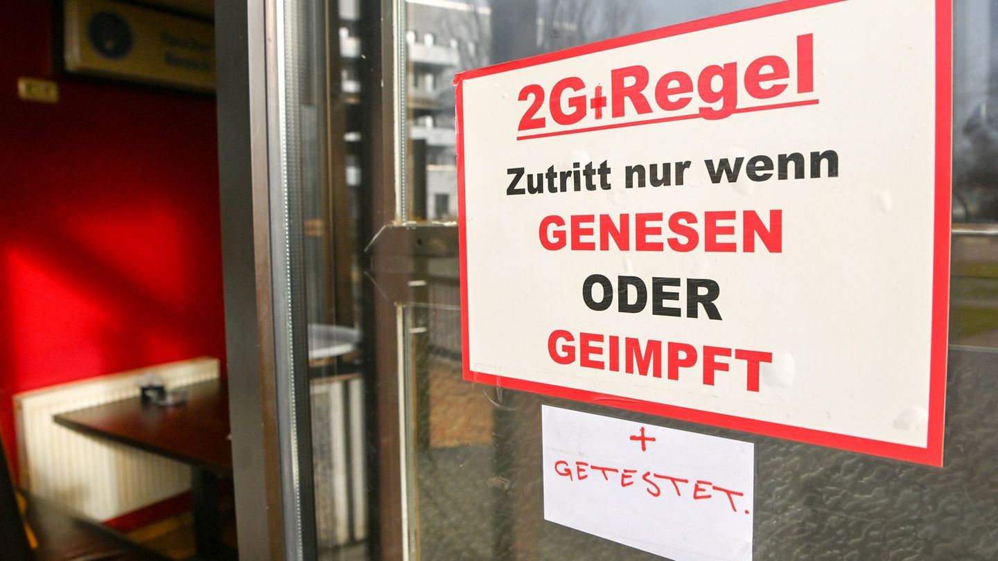 Während der Corona-Pandemie galten zahlreiche Einschränkungen mit Maskenpflicht und Zugangsregeln bis hin zu Lockdowns. (Archivb