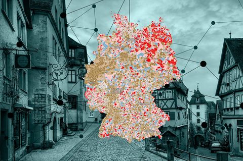 Eine Montage mit einer Deutschland-Karte und einer dörflichen Strasse im Hintergrund
