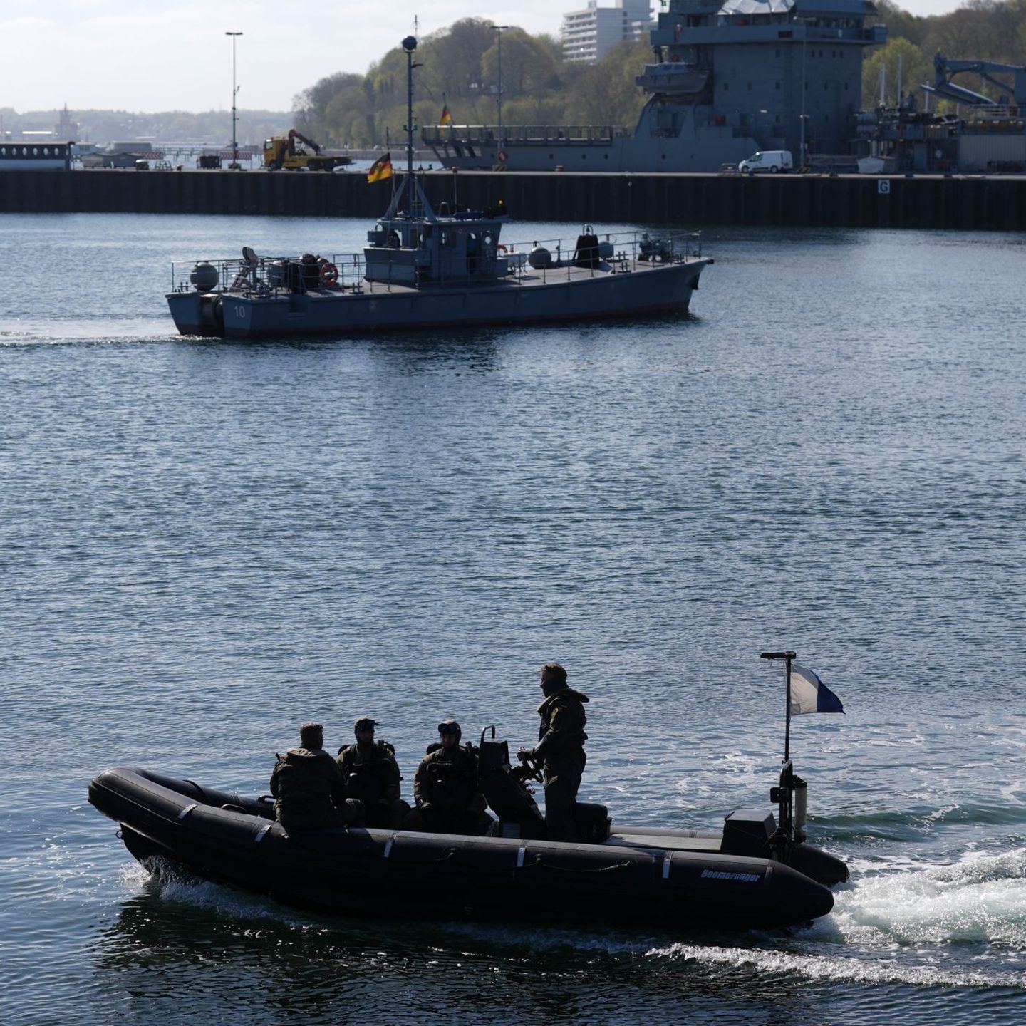 Minentaucher der Bundeswehr in einem Schlachboot. Foto: Marcus Brandt/dpa