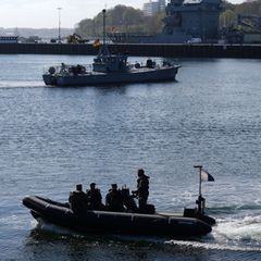 Minentaucher der Bundeswehr in einem Schlachboot. Foto: Marcus Brandt/dpa