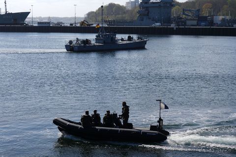 Minentaucher der Bundeswehr in einem Schlachboot. Foto: Marcus Brandt/dpa