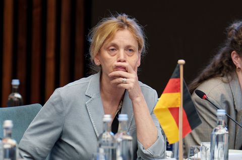 Bundesfamilienministerin Karin Prien (CDU) muss das Elterngeld reformieren, um Ausgaben zu sparen. Foto: Andreas Arnold/dpa