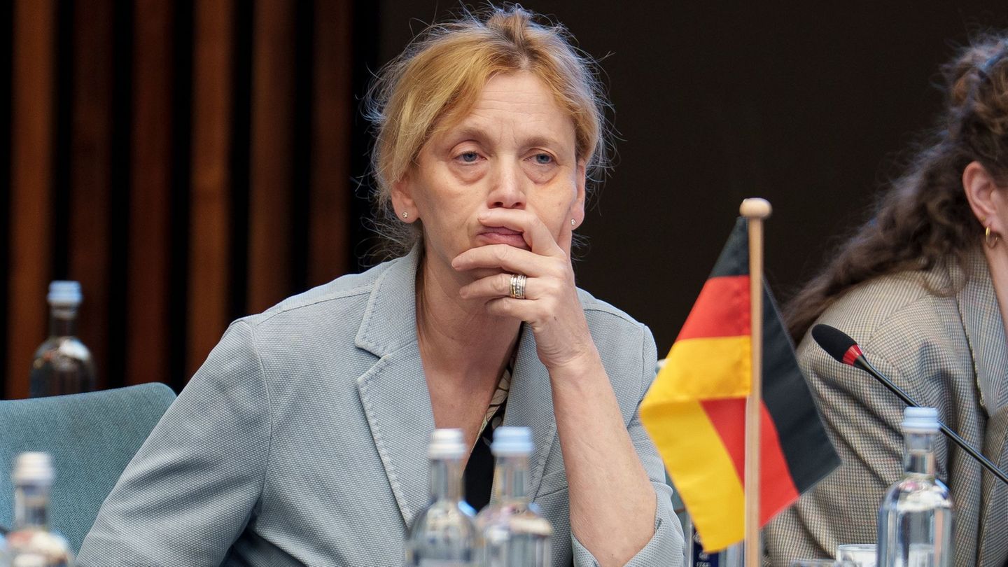 Bundesfamilienministerin Karin Prien (CDU) muss das Elterngeld reformieren, um Ausgaben zu sparen. Foto: Andreas Arnold/dpa