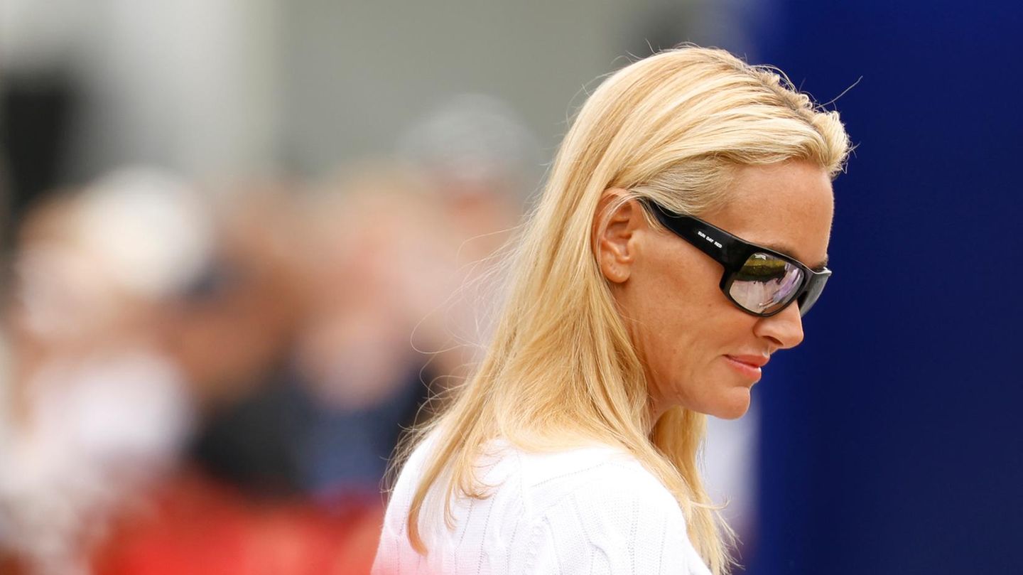 Vanessa Trump blickt nachdenklich zu Boden