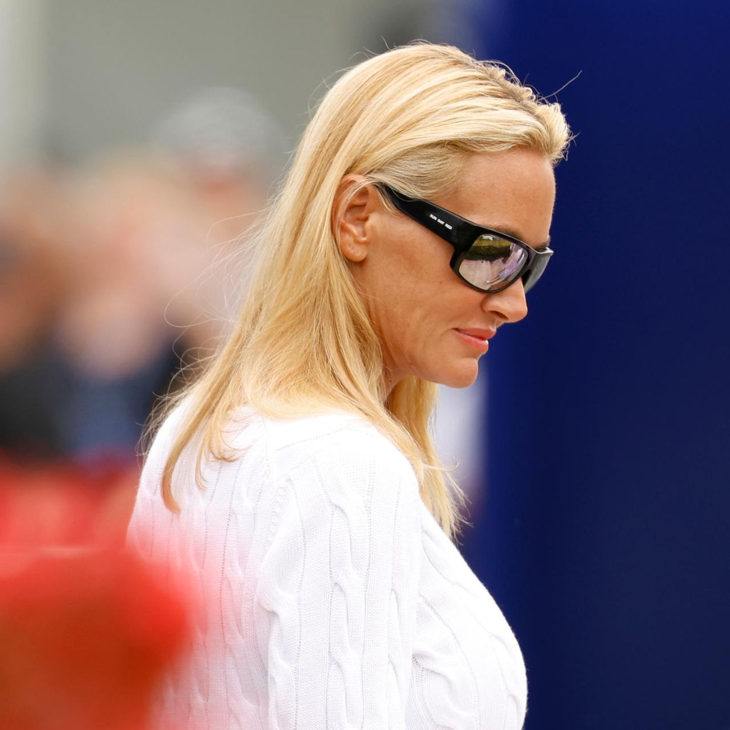 Vanessa Trump blickt nachdenklich zu Boden
