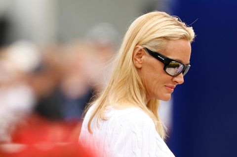 Vanessa Trump blickt nachdenklich zu Boden