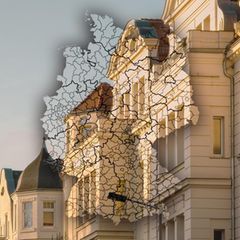 Schöne neoklassizistische Häuserfassaden in Leipziger, darüber eine Karte mit Immobilienpreisen