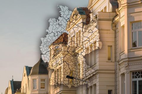 Schöne neoklassizistische Häuserfassaden in Leipziger, darüber eine Karte mit Immobilienpreisen