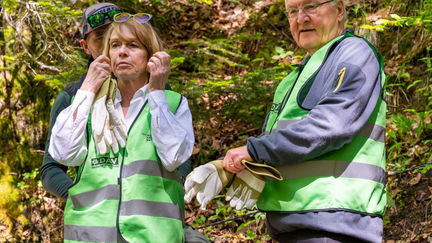Bundespräsident Frank-Walter Steinmeier und seine Frau Elke Büdenbender haben die Freiwilligenjacken des DAV angelegt, um mitzuh