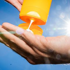 An Pfingsten wird es sommerlich warm. Foto: Christoph Soeder/dpa