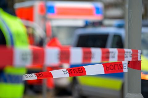 Polizei findet zwei schwer verletzte Männer in Markgröningen. (Symbolbild) Foto: Jonas Walzberg/dpa