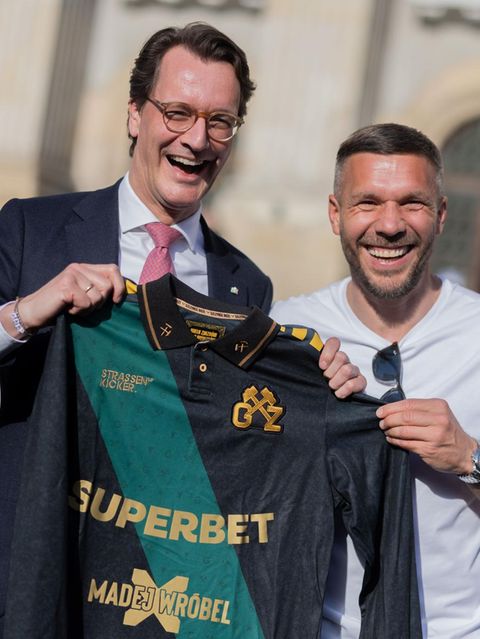 Hendrik Wüst trifft bei seinem Besuch in Polen auch Fußballlegende Luks Podolski.