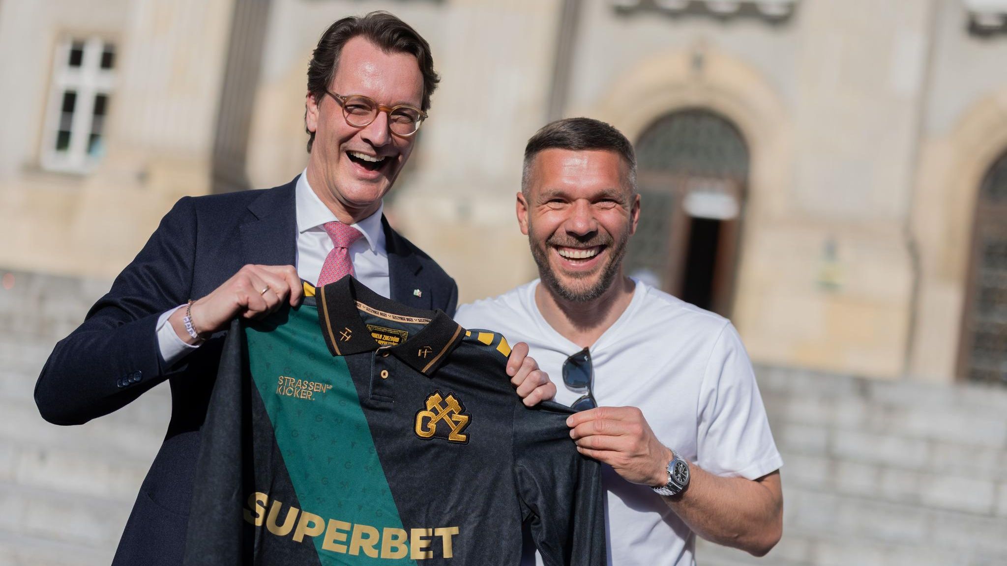 Hendrik Wüst trifft bei seinem Besuch in Polen auch Fußballlegende Luks Podolski.