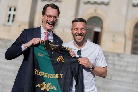 Hendrik Wüst trifft bei seinem Besuch in Polen auch Fußballlegende Luks Podolski.