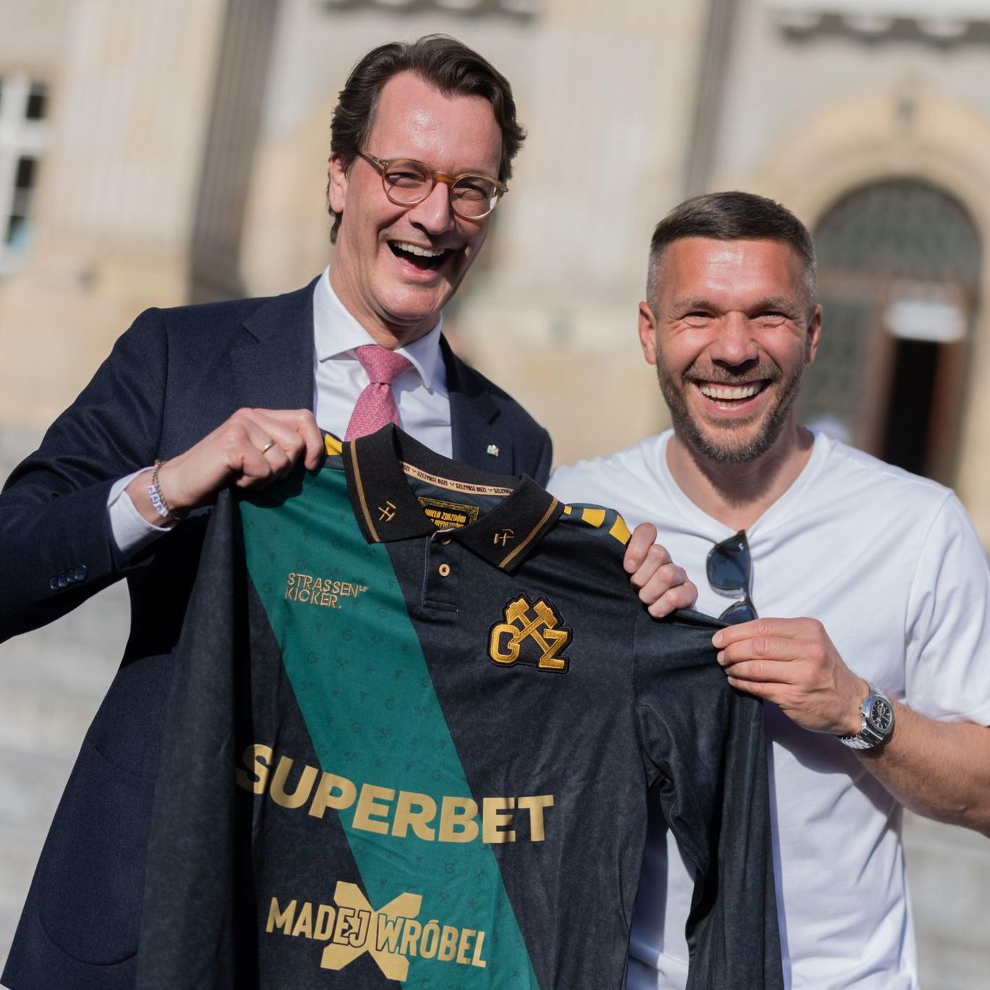 Hendrik Wüst trifft bei seinem Besuch in Polen auch Fußballlegende Luks Podolski.