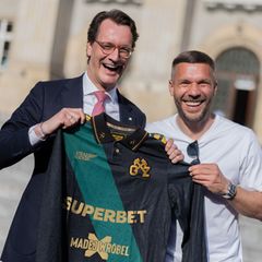 Hendrik Wüst trifft bei seinem Besuch in Polen auch Fußballlegende Luks Podolski.
