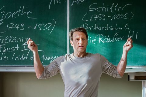 Hendrik Duryn stammt selbst aus einer Lehrerfamilie. Seine Mutter Charlotte diente ihm indirekt auch als Vorbild für die Figur Stefan Vollmer, die er in der RTL-Serie "Der Lehrer" verkörpert, wie er im Interview verrät.