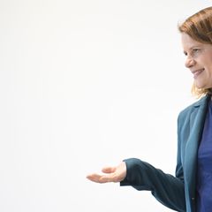 Sie will den Religionsunterricht konsequent weiterentwickeln: Kultusministerin Julia Willie Hamburg. Foto: Julian Stratenschulte