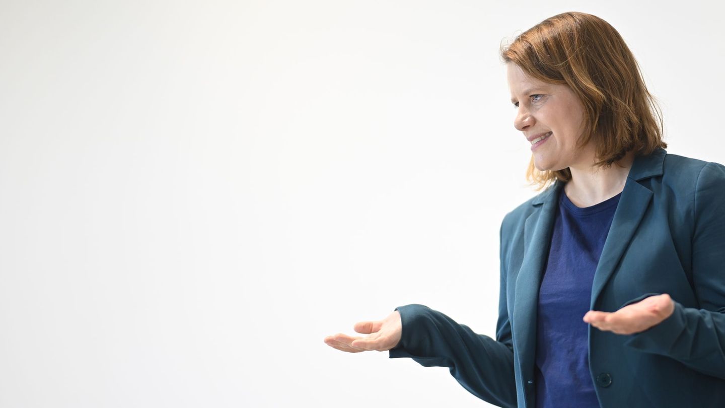 Sie will den Religionsunterricht konsequent weiterentwickeln: Kultusministerin Julia Willie Hamburg. Foto: Julian Stratenschulte