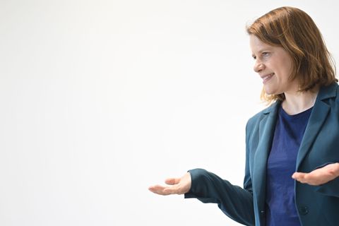 Sie will den Religionsunterricht konsequent weiterentwickeln: Kultusministerin Julia Willie Hamburg. Foto: Julian Stratenschulte