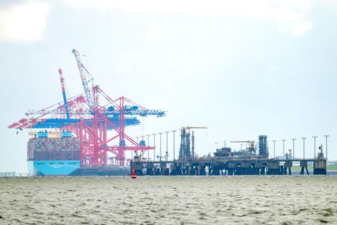 Schon jetzt wird LNG in Wilhelmshaven angeliefert - weitere Ausbaupläne an Land hat des OVG in Lüneburg nun vorerst gestoppt. (A