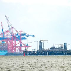 Schon jetzt wird LNG in Wilhelmshaven angeliefert - weitere Ausbaupläne an Land hat des OVG in Lüneburg nun vorerst gestoppt. (A