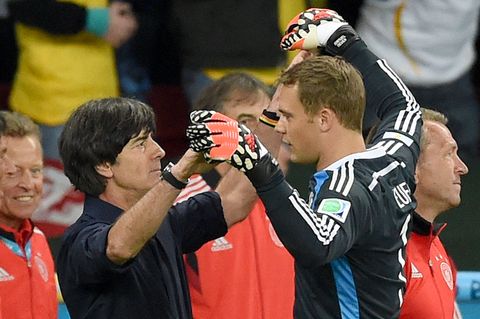 Manuel Neuer (r) war in der Amtszeit von Bundestrainer Joachim Löw immer die Nummer eins im Tor. (Archivbild) Foto: picture alli